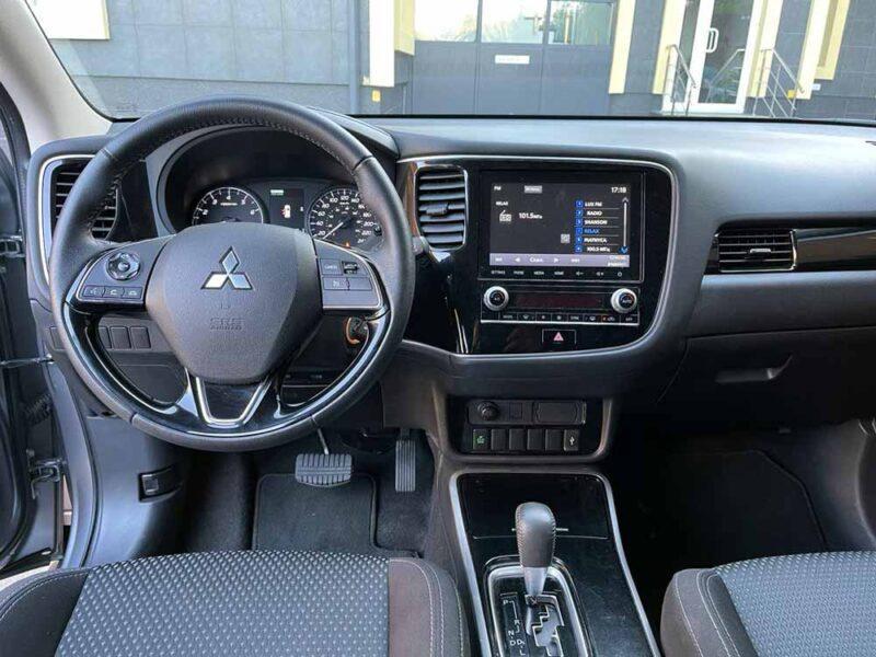 Прокат позашляховика Mitsubishi Outlander 7 місць 2020