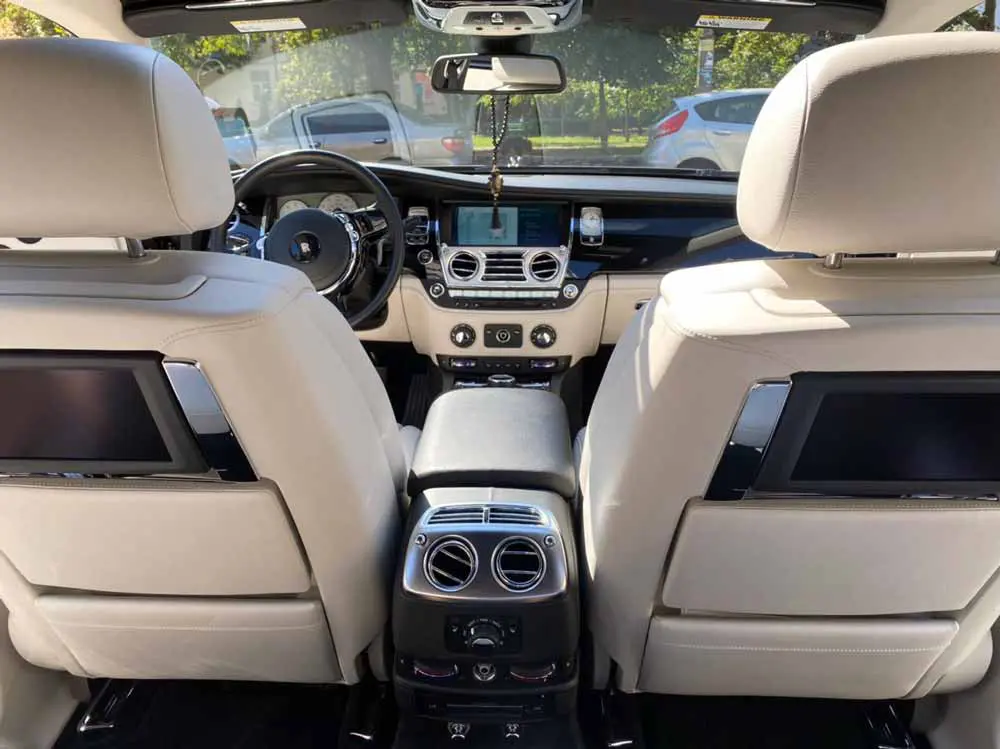 Оренда автомобіля Rolls-Roys Ghost Series II з водієм