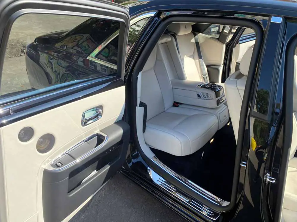 Оренда автомобіля Rolls-Roys Ghost Series II з водієм