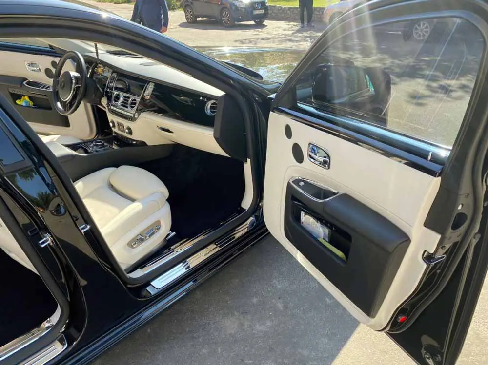 Оренда автомобіля Rolls-Roys Ghost Series II з водієм