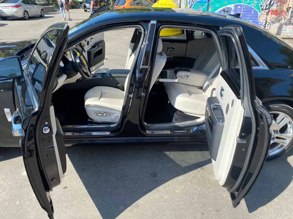 Оренда автомобіля Rolls-Roys Ghost Series II з водієм