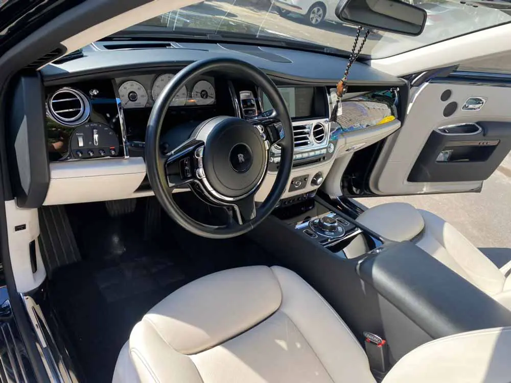 Оренда автомобіля Rolls-Roys Ghost Series II з водієм