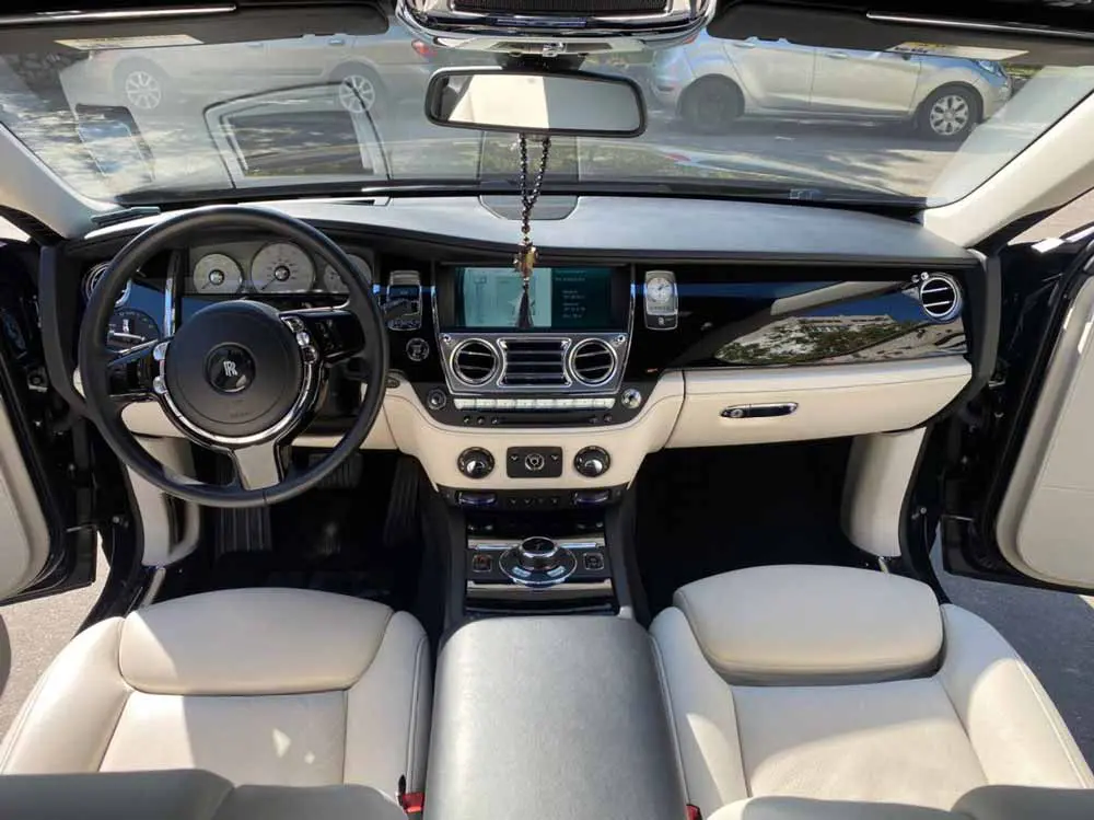 Оренда автомобіля Rolls-Roys Ghost Series II з водієм