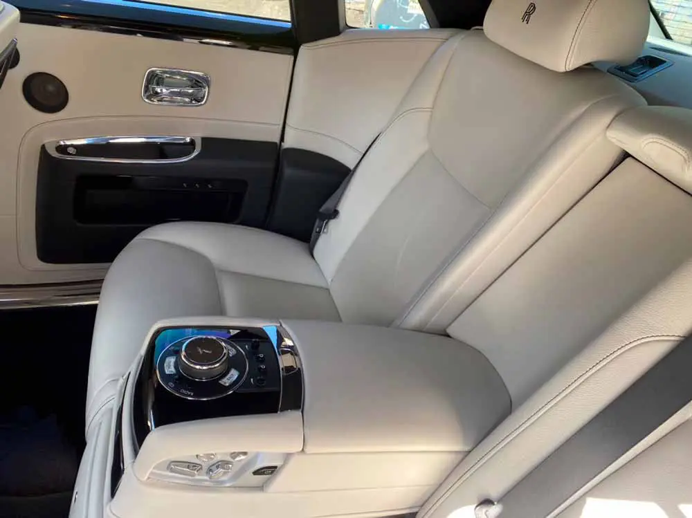 Оренда автомобіля Rolls-Roys Ghost Series II з водієм