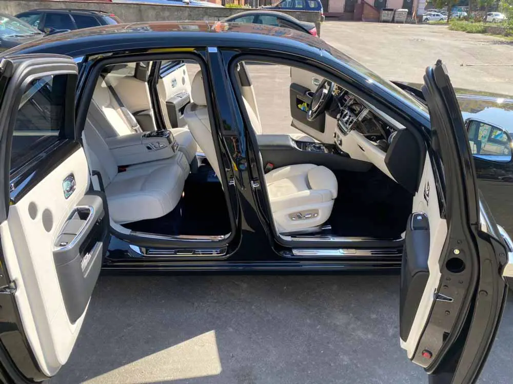 Оренда автомобіля Rolls-Roys Ghost Series II з водієм